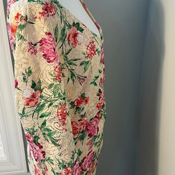 Guess SZ 14 Printed lace Sheath silhouette 
V-neckline, long sheer lace sleeves - Picture 8 of 15